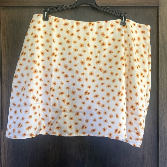 NWT WeWoreWhat Sunburst Mini Skirt - Orange on Cream - Picture 1 of 4
